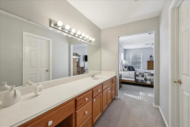 a en suite spacious bathroom with a double vanity sink and a mirror