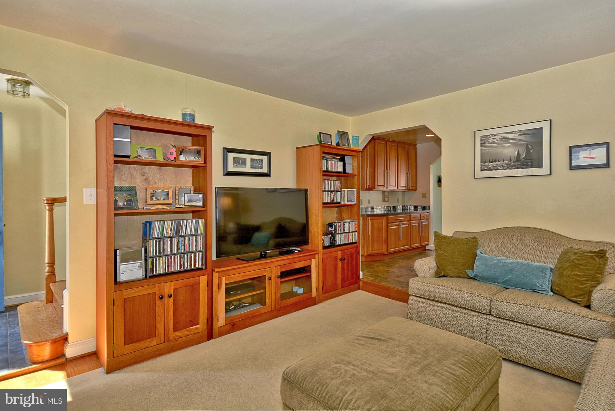 9612 Clearview Place Silver Spring, MD 20901 - Photo 2 of 19 Living Room
