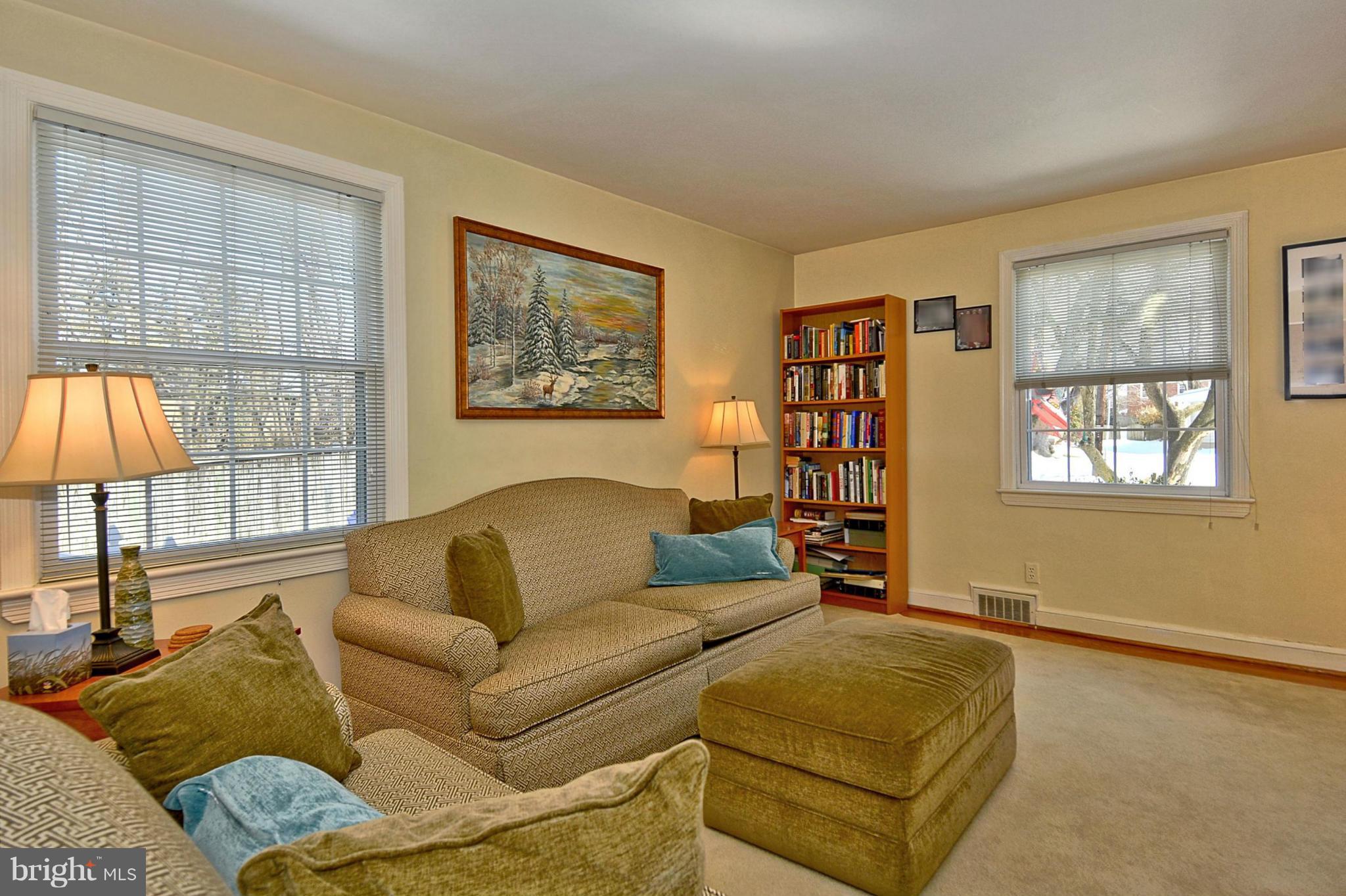 9612 Clearview Place Silver Spring, MD 20901 - Photo 3 of 19 Living Room