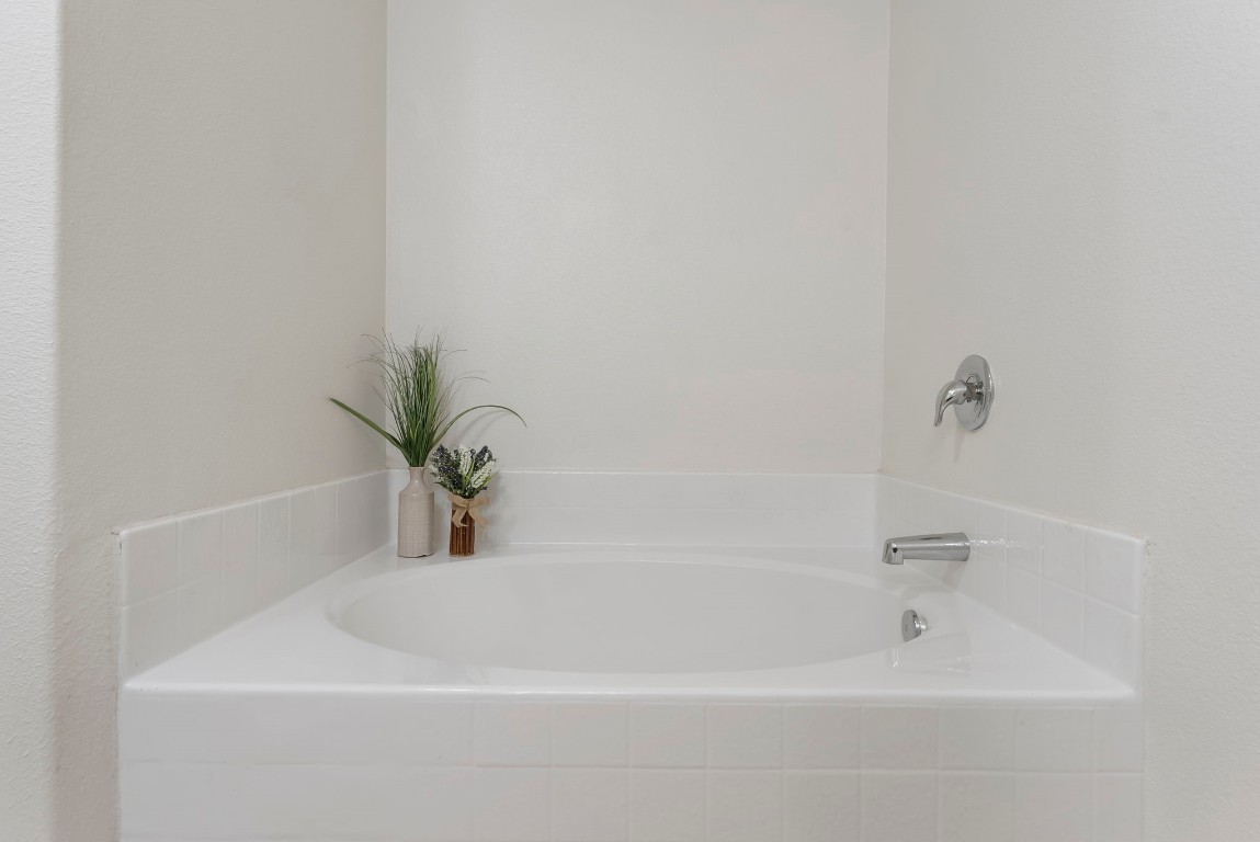 9159 Nina Road Conroe, TX 77304 - Photo 18 of 24 Relax in this deep garden tub.