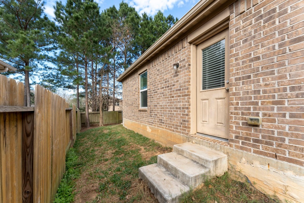 9159 Nina Road Conroe, TX 77304 - Photo 23 of 24 Steps leading to backyard.