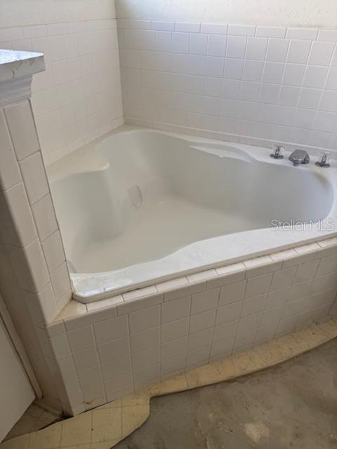 702 Tartan Loop Lake Wales, FL 33853 - Photo 12 of 20 a close up of a bathtub