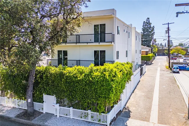 $4,487 | 4445 Auckland Avenue, Toluca Lake, CA 91602