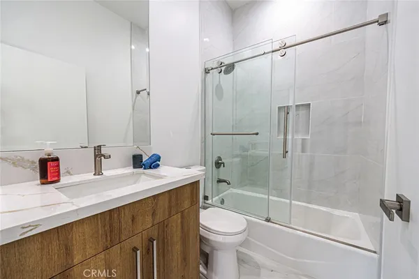 $4,999 | 4445 Auckland Avenue, Toluca Lake, CA 91602
