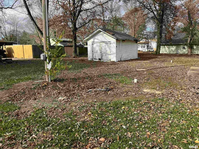 $8,000 | 602 West 3rd Street, Flora, IL 62839