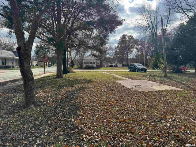 $8,000 | 602 West 3rd Street, Flora, IL 62839