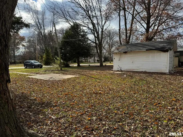 $8,000 | 602 West 3rd Street, Flora, IL 62839