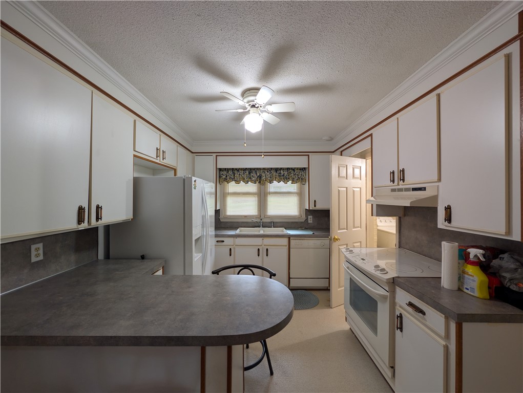 1000 Hickory Lane Anderson, SC 29624 - Photo 22 of 37 This kitchen provides ample storage and a functional layout.