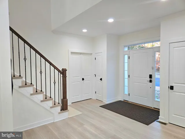 a view of entryway and livingroom with furniture