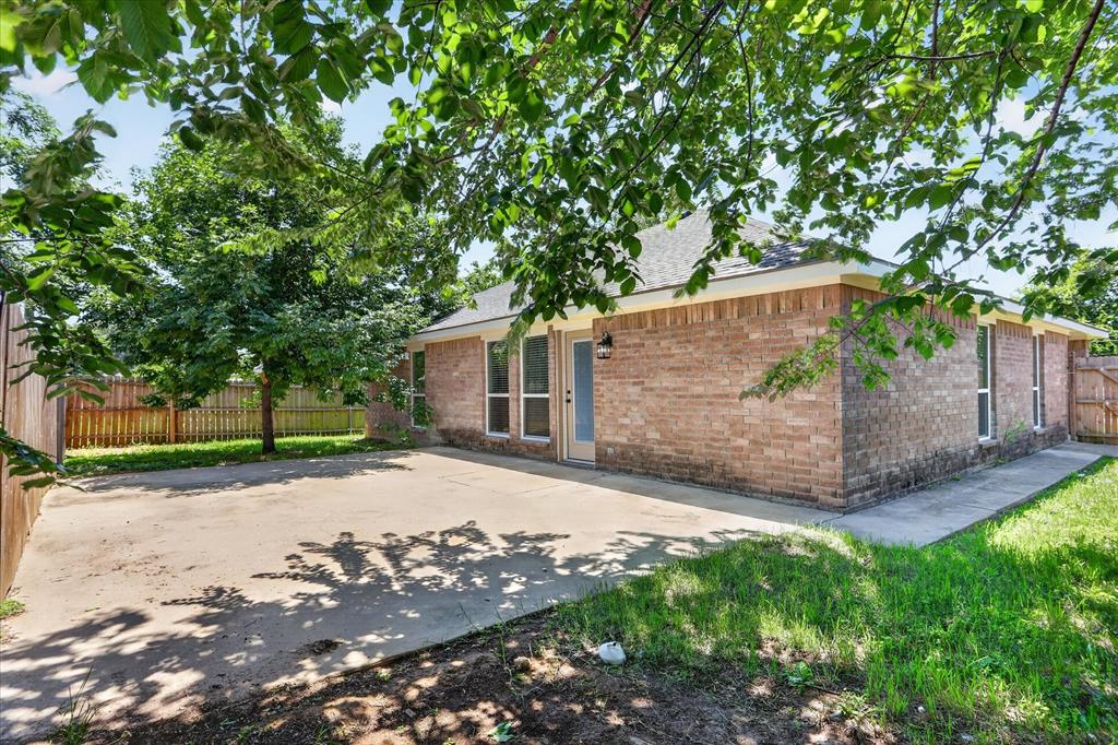 6021 Hartman Road Forest Hill, TX 76119 - Photo 25 of 27 a view of a yard with a house