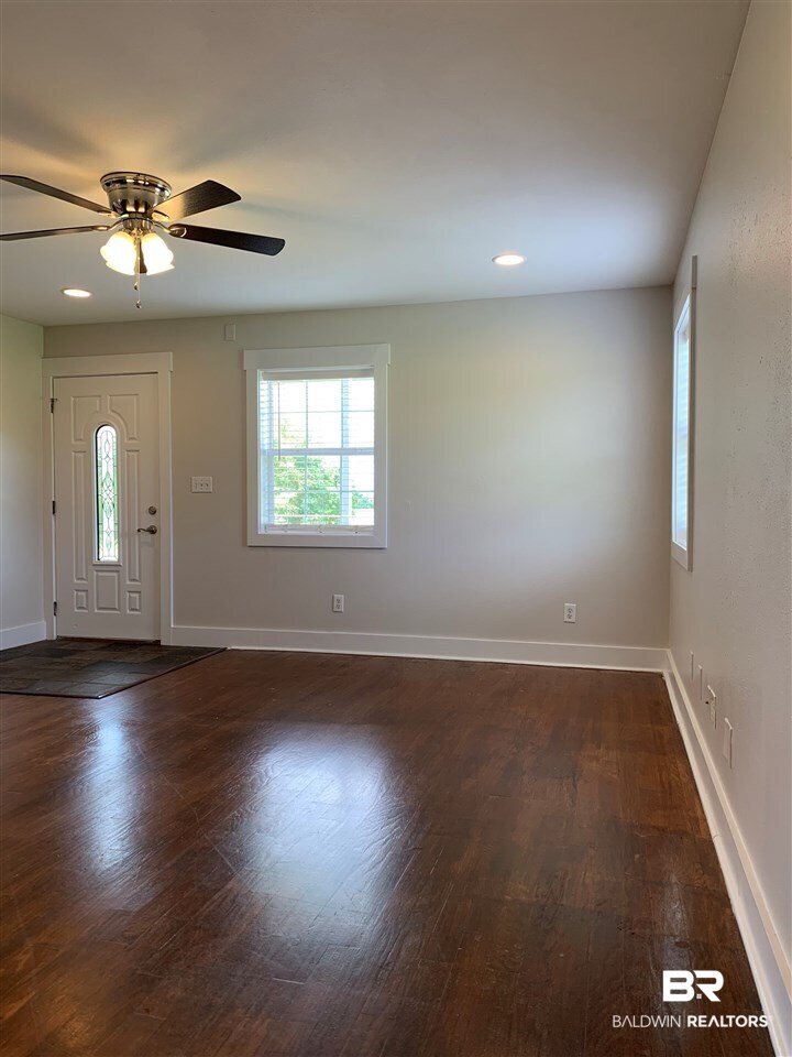 13402 County Road 91 Elberta, AL 36530 - Photo 16 of 32 Living Room on Main Level with Hardwood Flooring