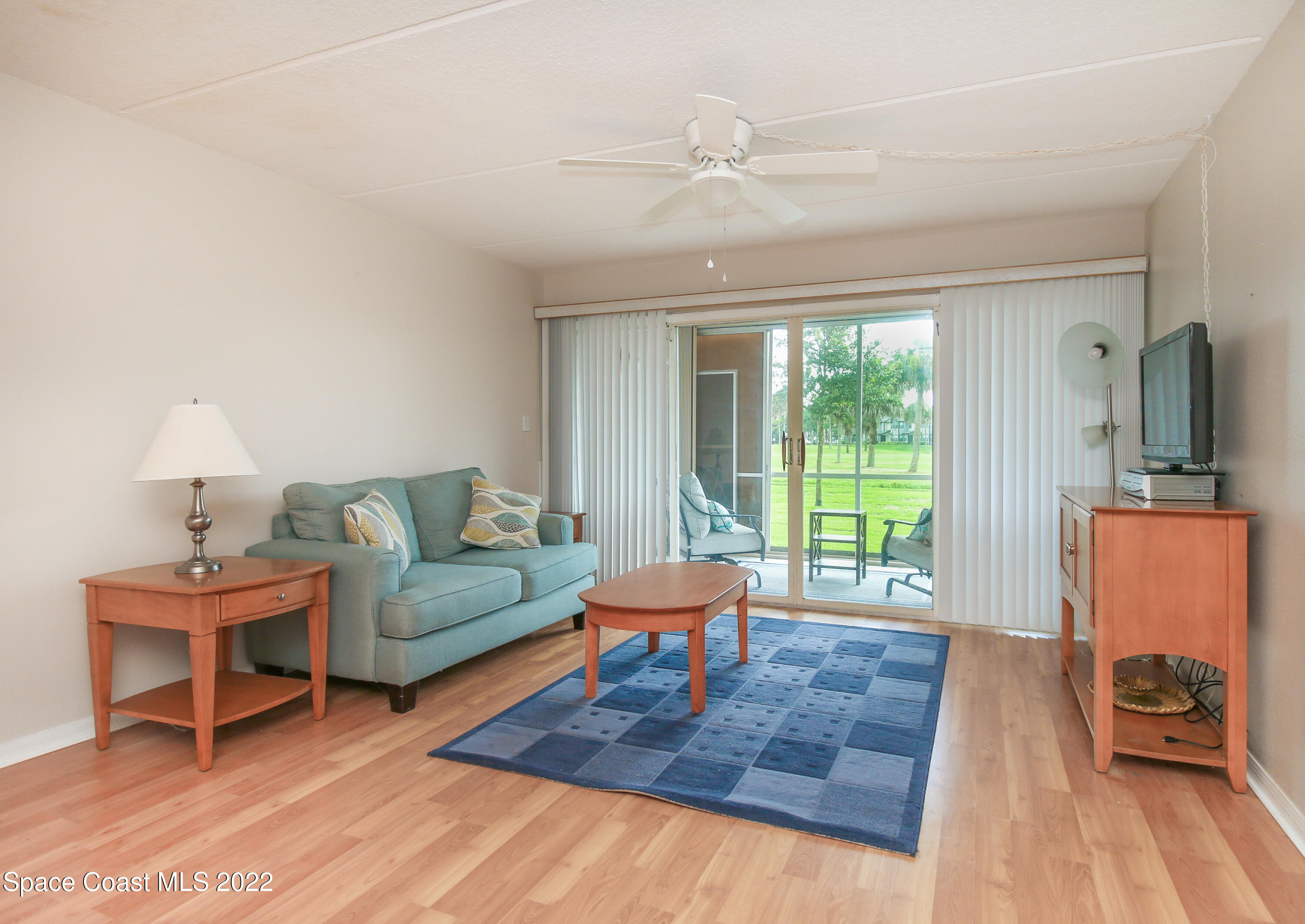 Living Room pic 1
