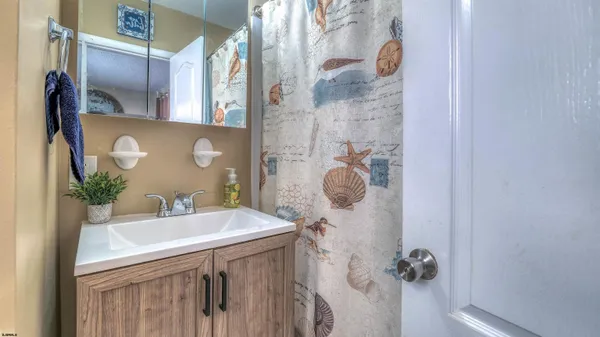 $1,200 | 111 South Dudley Avenue, Unit 211, Ventnor City, NJ 08406