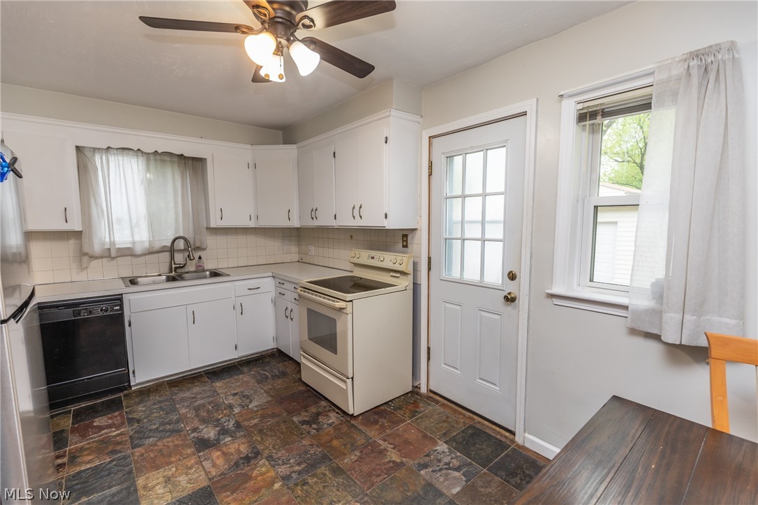 1667 Sunview Road Cleveland, OH 44124 - Photo 16 of 31