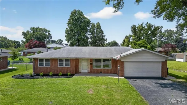 $185,000 | 914 Southgate Drive, Belleville, IL 62223