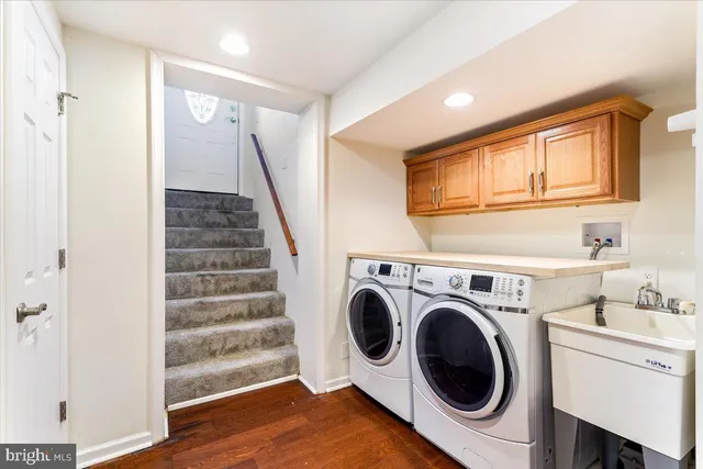 a view of entryway with washer and dryer