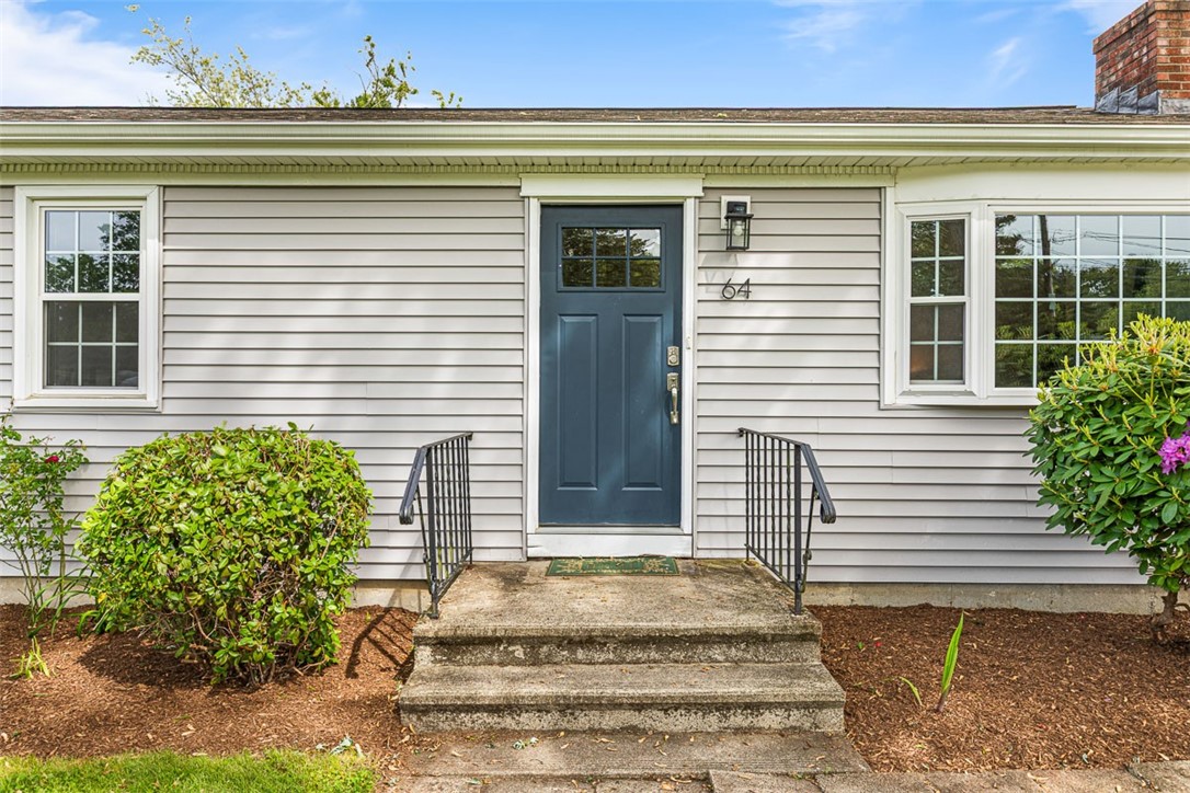 64 Flint Corn Road Portsmouth, RI 02871 - Photo 5 of 38 Front entryway