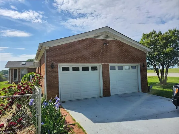 $2,250 | 5511 Macy Grove Road, Kernersville, NC 27284