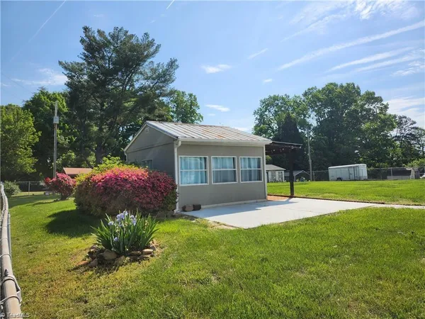 $2,250 | 5511 Macy Grove Road, Kernersville, NC 27284