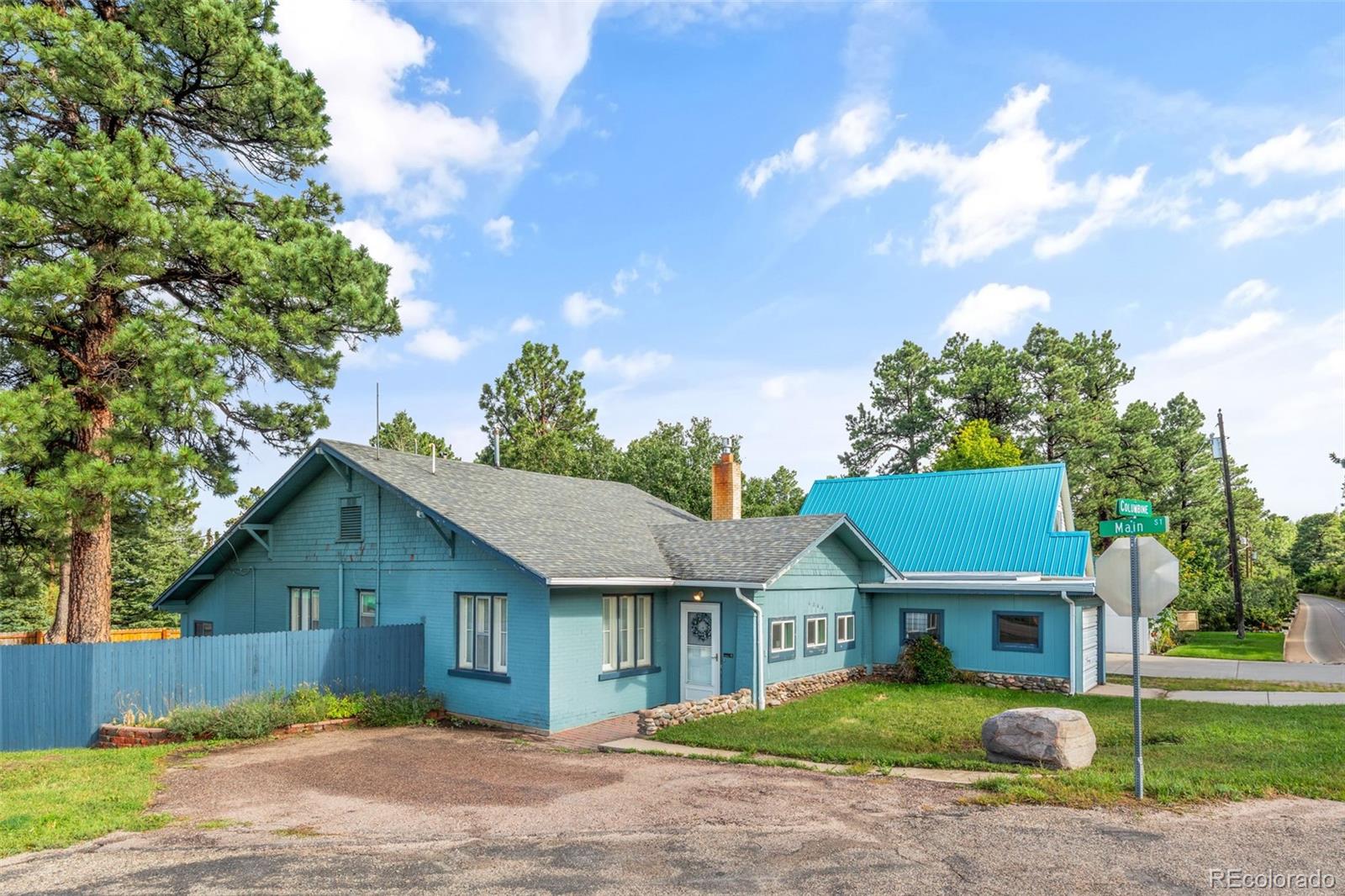 a view of a yard in front of a house
