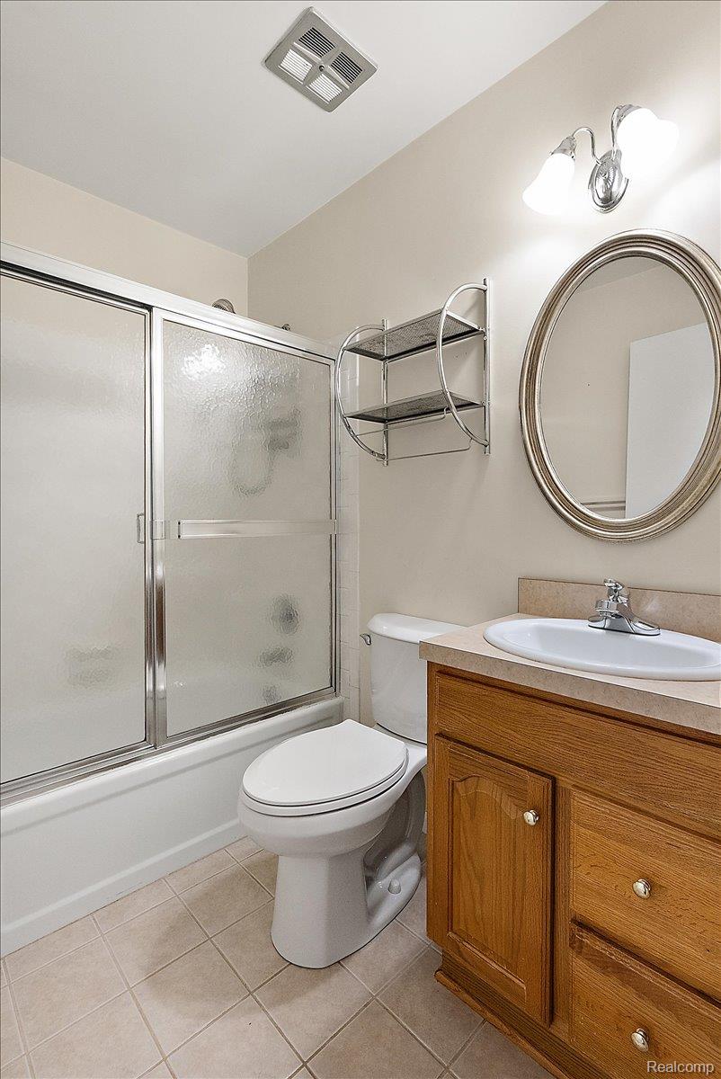 171 Manor Way, Unit 146 Rochester, MI 48309 - Photo 41 of 63 Main bathroom
