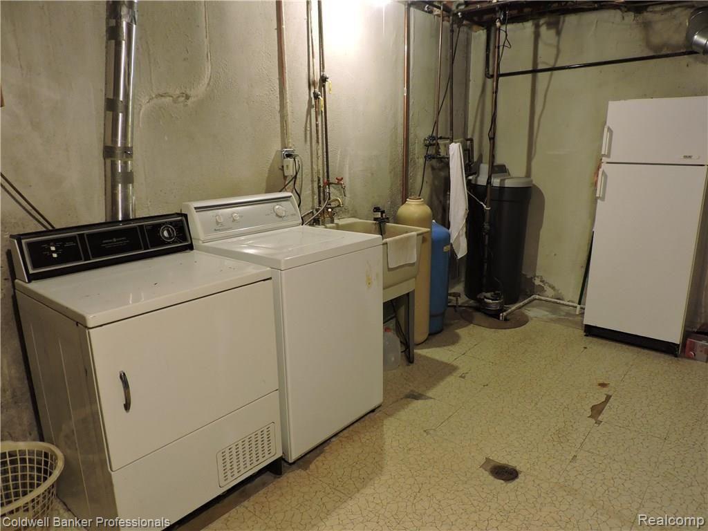 7000 Oakhill Road Clarkston, MI 48348 - Photo 37 of 47 Huge laundry room.