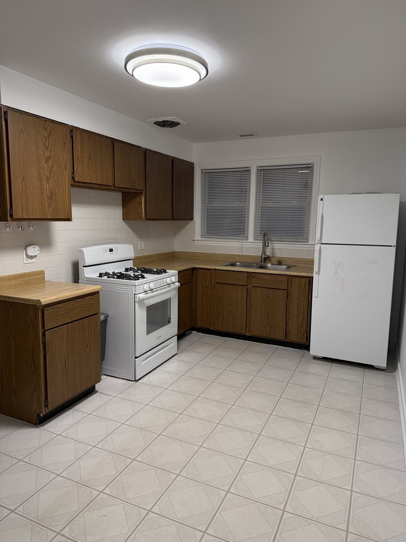 8115 Kilpatrick Avenue, Unit 3 Skokie, IL 60076 - Photo 2 of 6