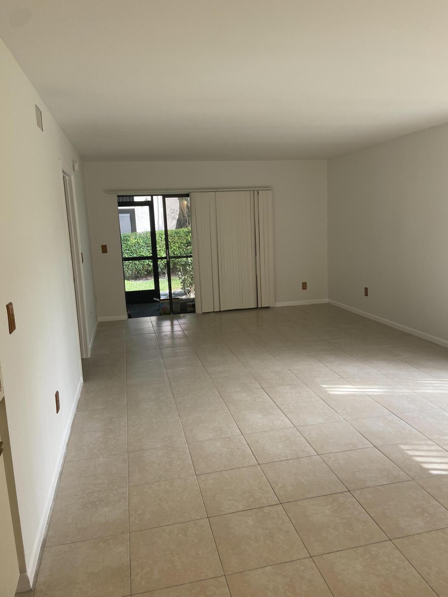 350 Club Circle, Unit 106 Boca Raton, FL 33487 - Photo 5 of 22 IMG_4055