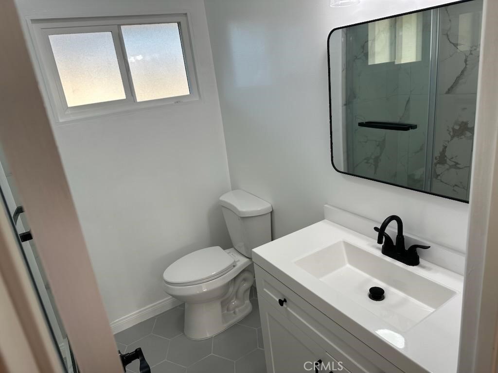 527 Cedar Avenue, Unit 2C Long Beach, CA 90802 - Photo 12 of 29 a bathroom with a sink a toilet and a mirror