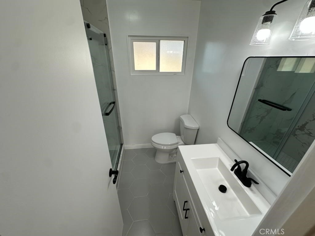 527 Cedar Avenue, Unit 2C Long Beach, CA 90802 - Photo 13 of 29 a bathroom with a sink and toilet