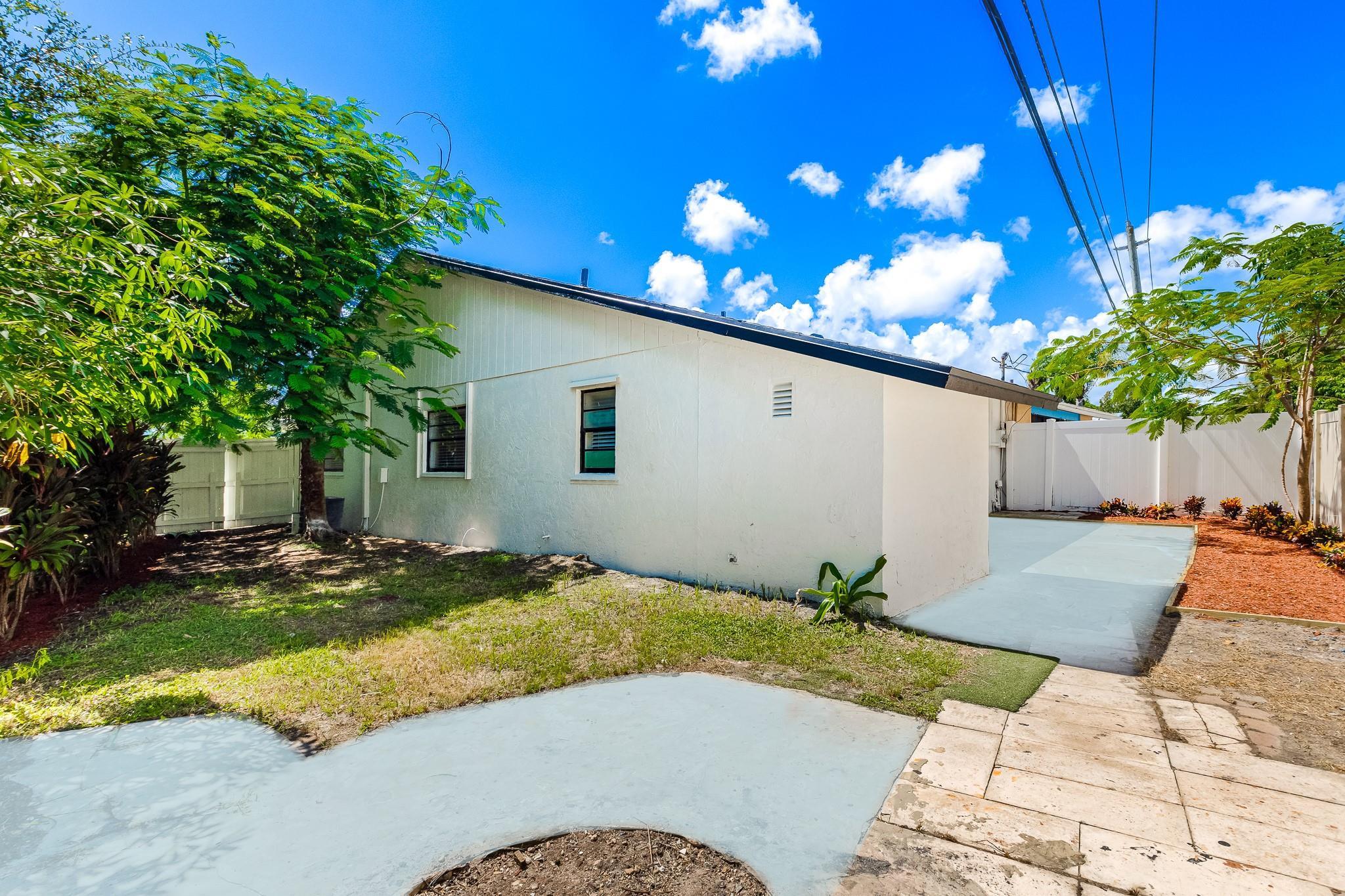 4433 Southeast Village Road Stuart, FL 34997 - Photo 6 of 35 Backyard Patio