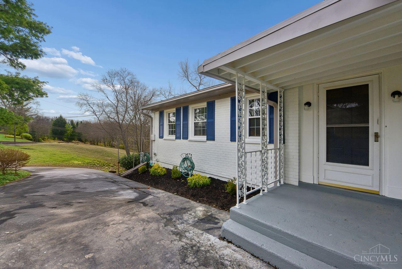 357 Meadowcrest Road Cincinnati, OH 45231 - Photo 4 of 61