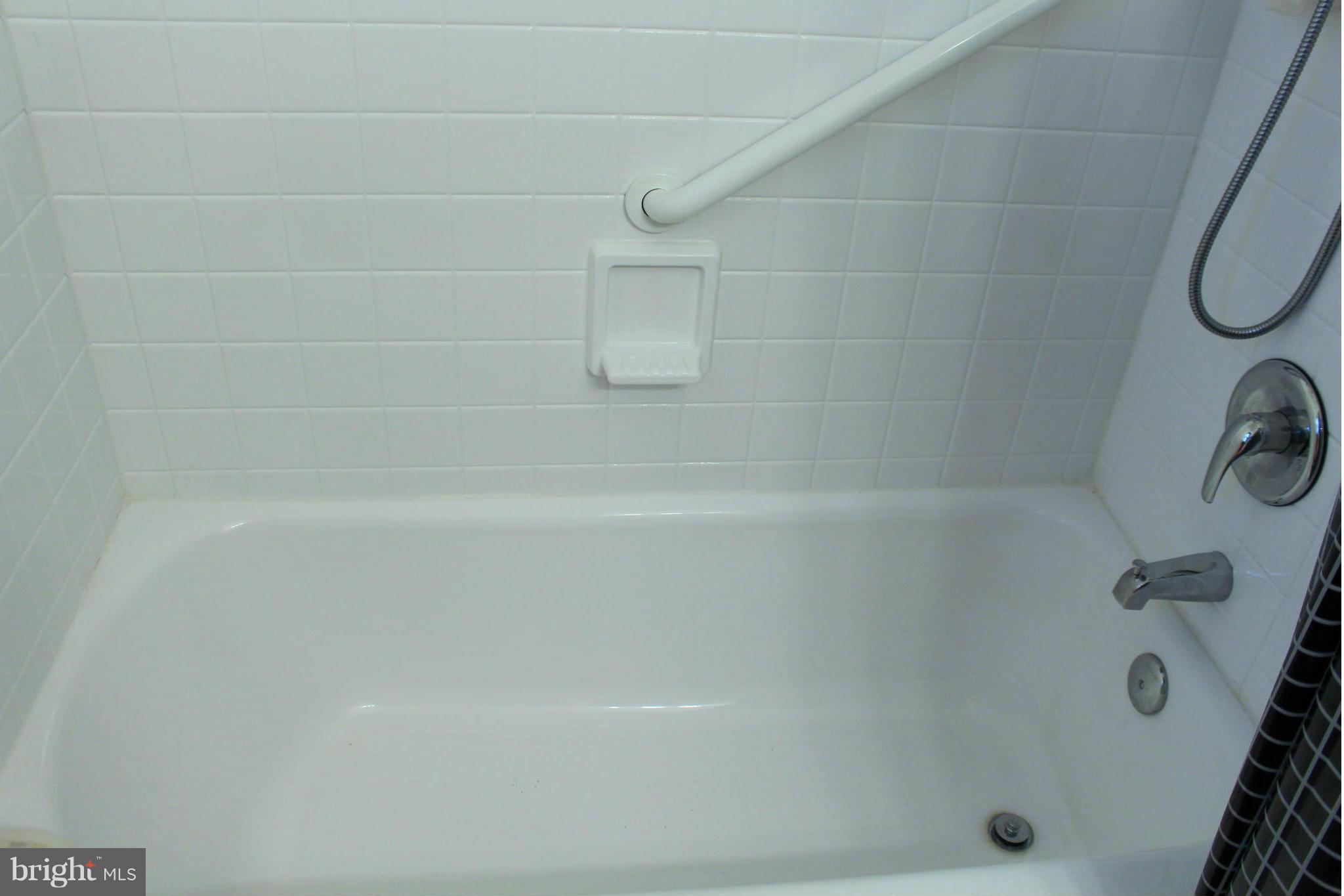 7722 Wynbrook Road Baltimore, MD 21224 - Photo 9 of 17 Bathtub