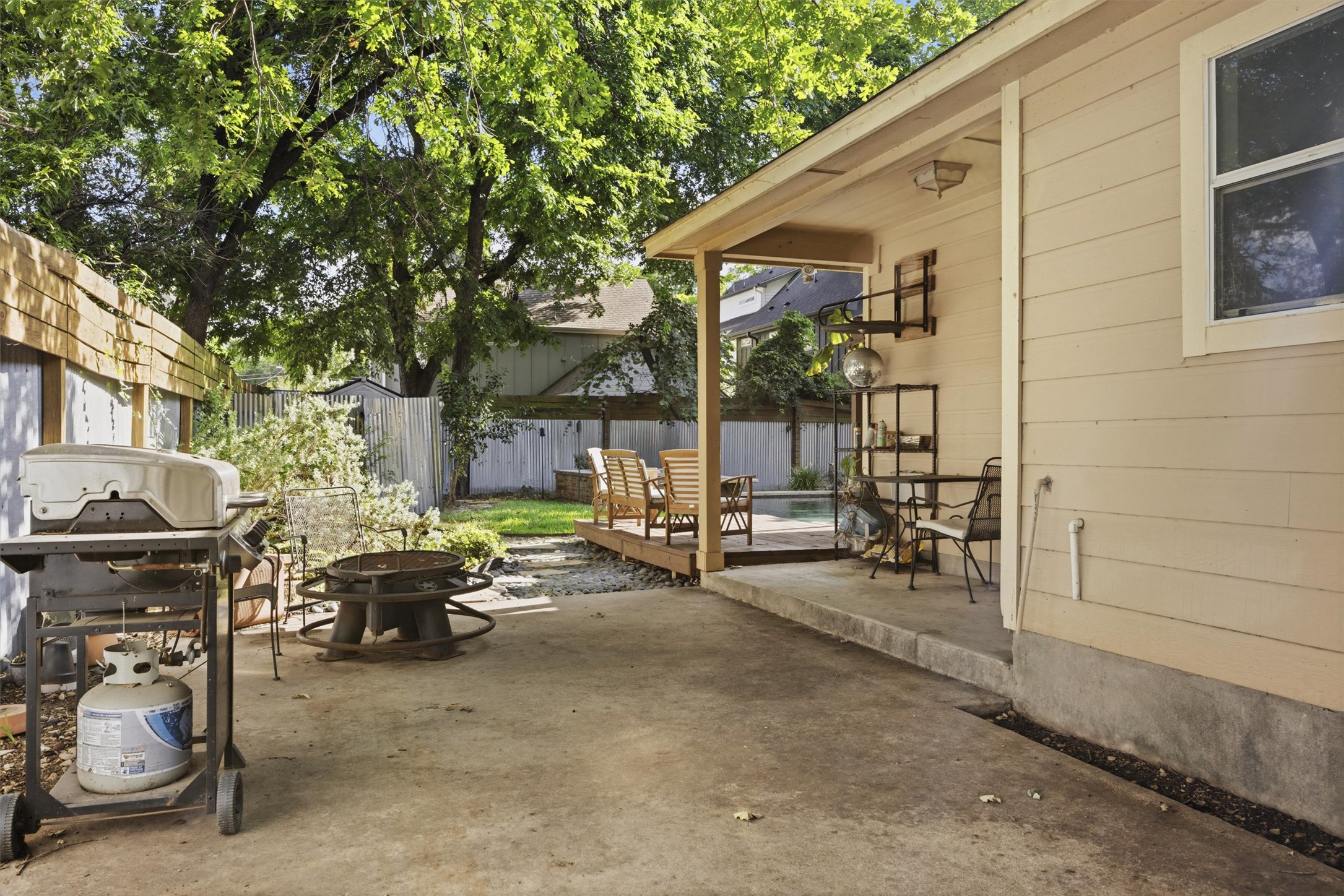 3015 Castro Street Austin, TX 78702 - Photo 31 of 40 An inviting backyard oasis, perfect for outdoor gatherings and quiet relaxation.