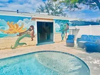 a view of a backyard