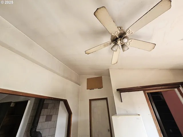 a view of entryway with a fan