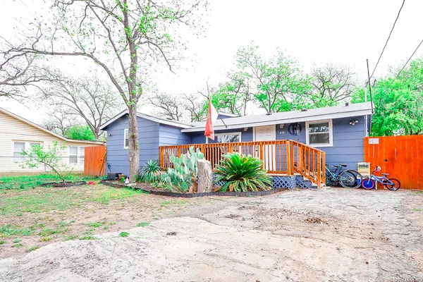 $185,000 | 410 North Crisp Street, Uvalde, TX 78801