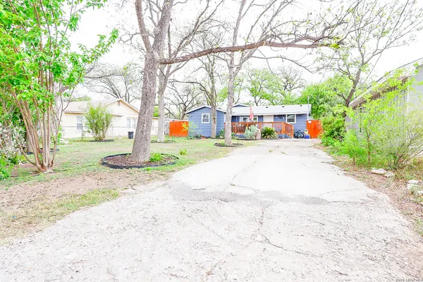 $185,000 | 410 North Crisp Street, Uvalde, TX 78801