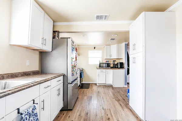 $185,000 | 410 North Crisp Street, Uvalde, TX 78801