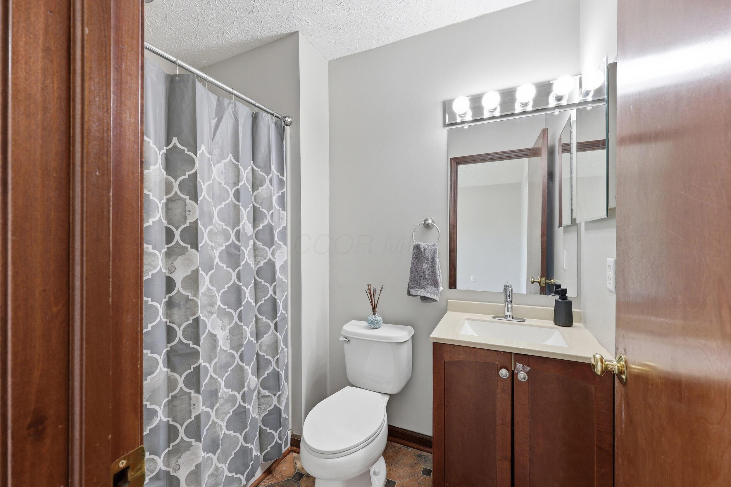 4553 Nickerson Road Columbus, OH 43228 - Photo 15 of 37 Owners private bath