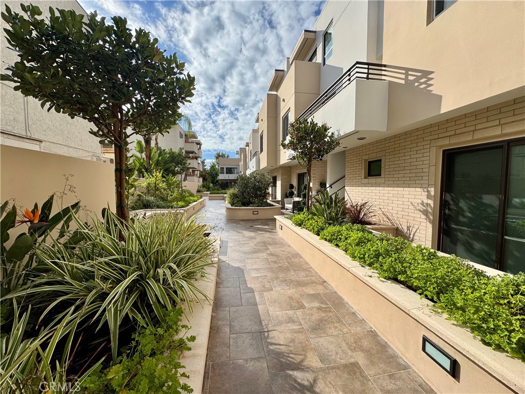 2428 East Del Mar Boulevard, Unit 101 Pasadena, CA 91107 - Photo 17 of 19 a view of a pathway with a house