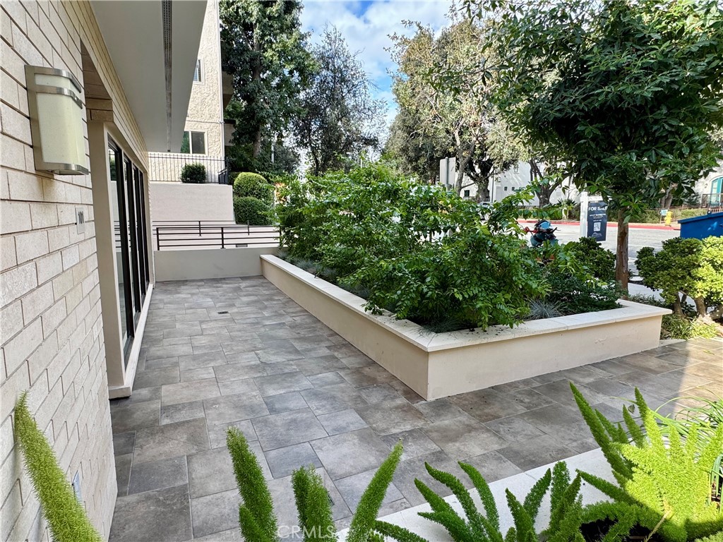 2428 East Del Mar Boulevard, Unit 101 Pasadena, CA 91107 - Photo 2 of 19 a view of a garden