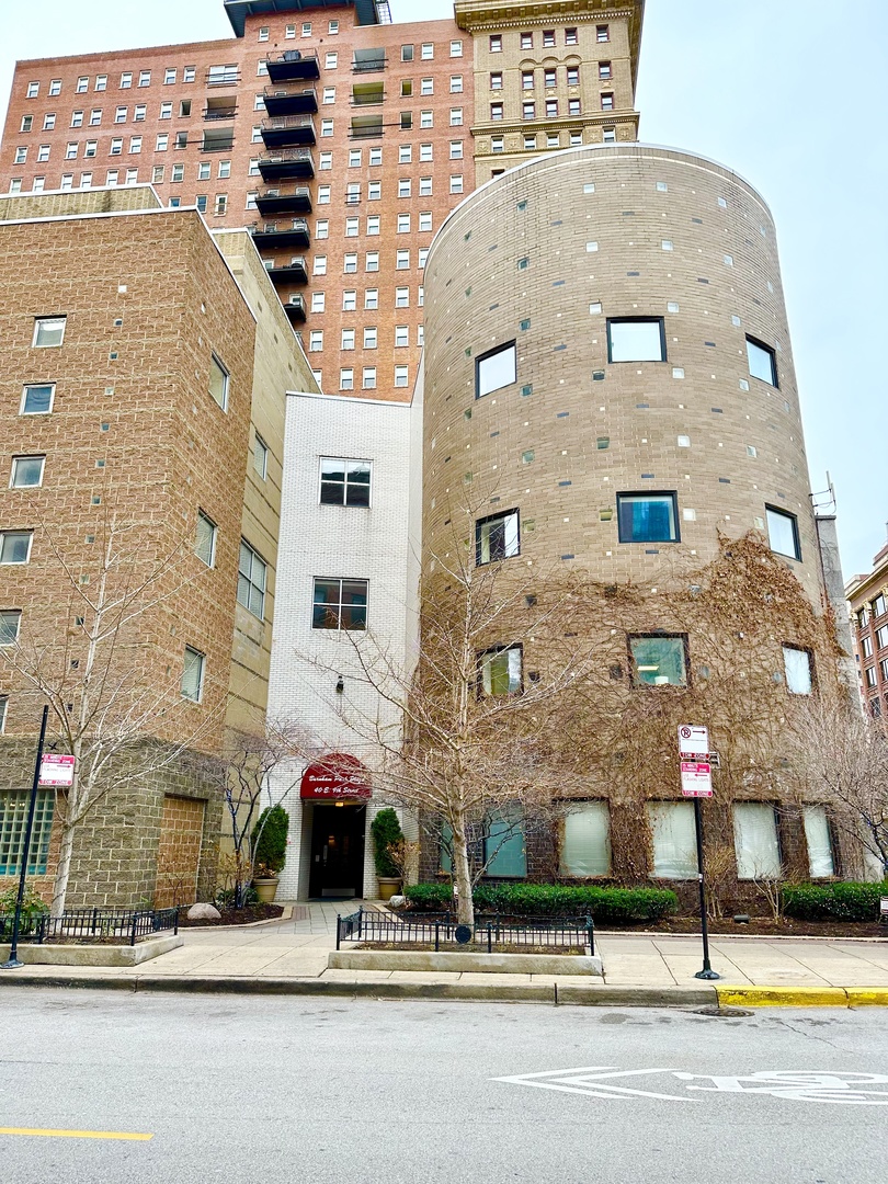 40 East 9th Street, Unit 402 Chicago, IL 60605 - Photo 1 of 24 a front view of a building