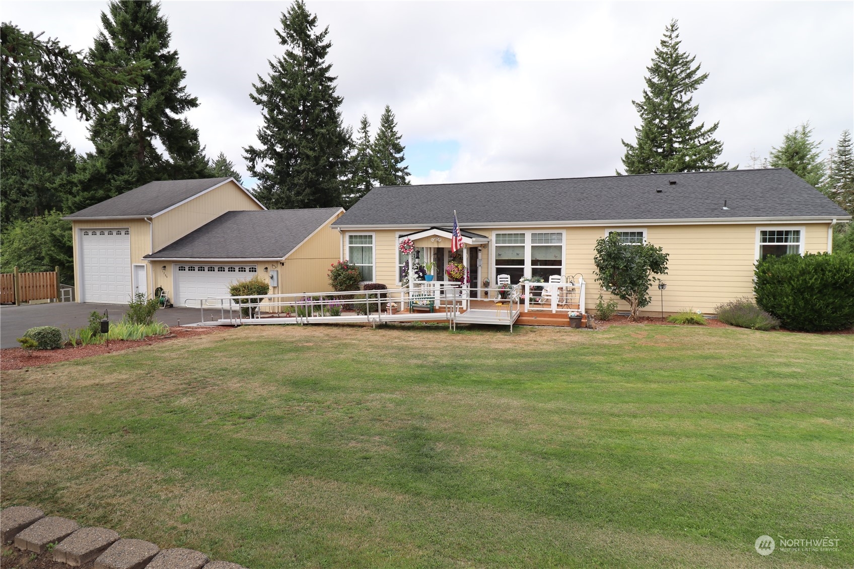 128 Aylesworth Road, Unit 4 Chehalis, WA 98532 - Photo 1 of 24 a front view of a house with garden