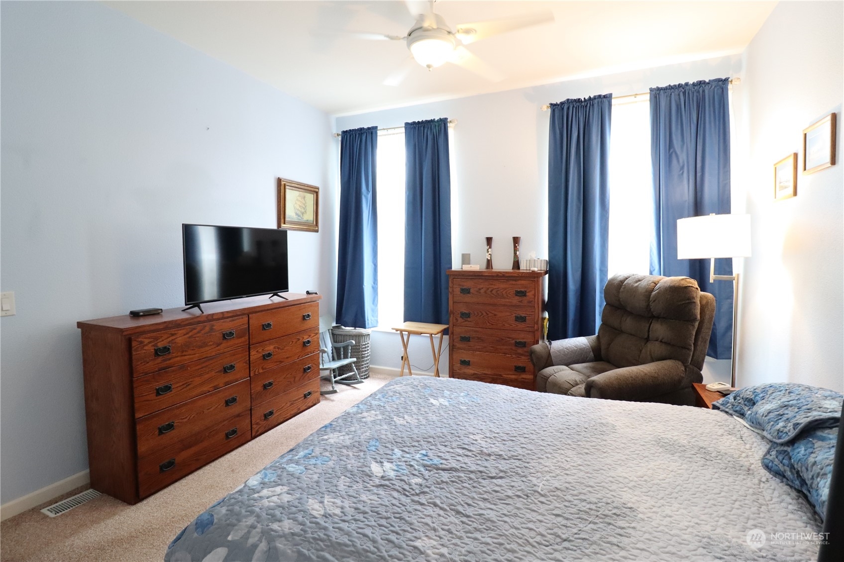 128 Aylesworth Road, Unit 4 Chehalis, WA 98532 - Photo 16 of 24 a bedroom with furniture and a flat screen tv