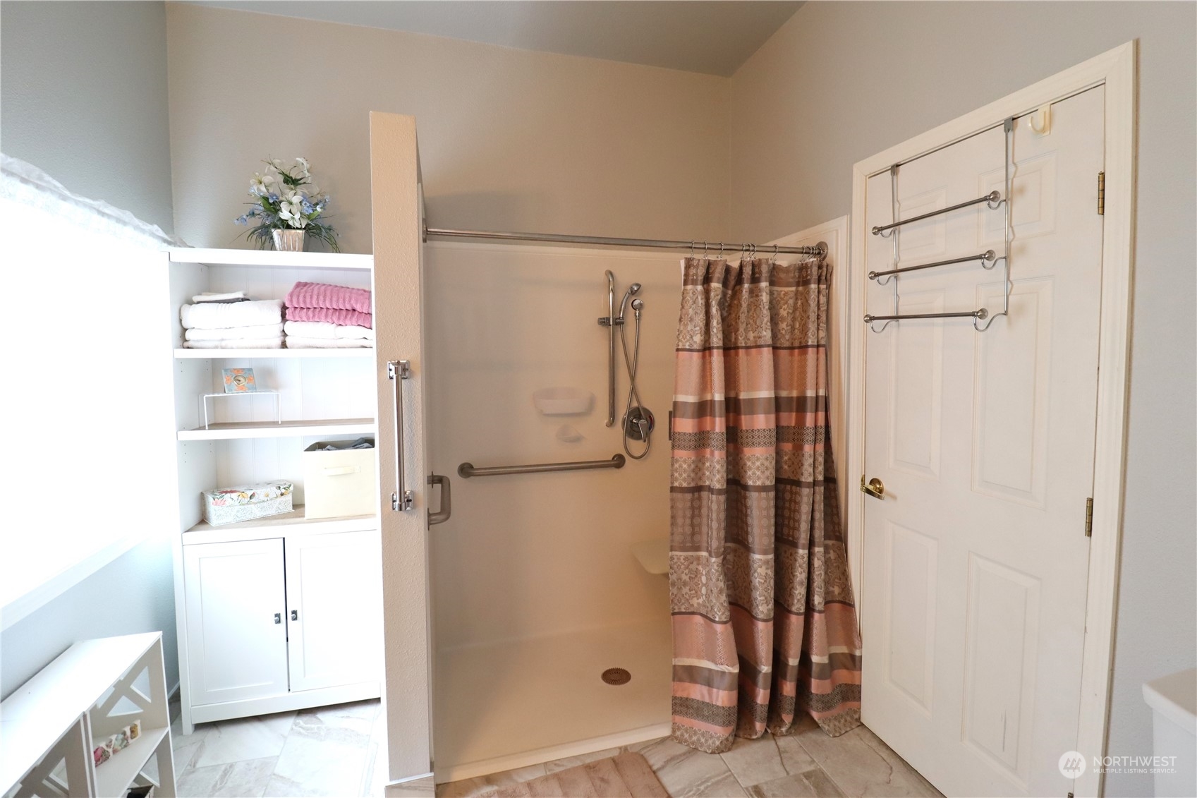 128 Aylesworth Road, Unit 4 Chehalis, WA 98532 - Photo 18 of 24 a bathroom with a shower and a sink