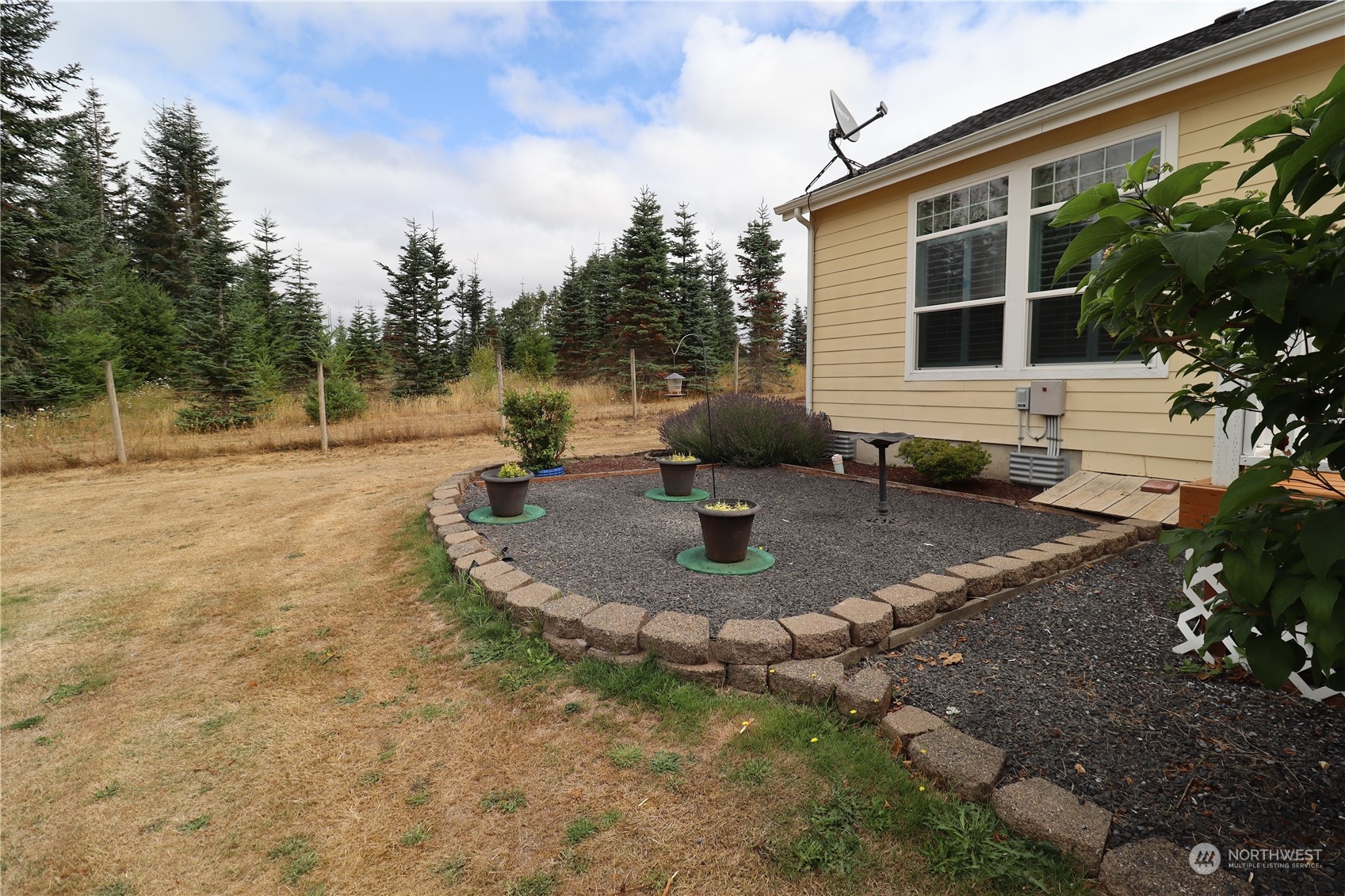 128 Aylesworth Road, Unit 4 Chehalis, WA 98532 - Photo 23 of 24 a backyard of house with outdoor seating