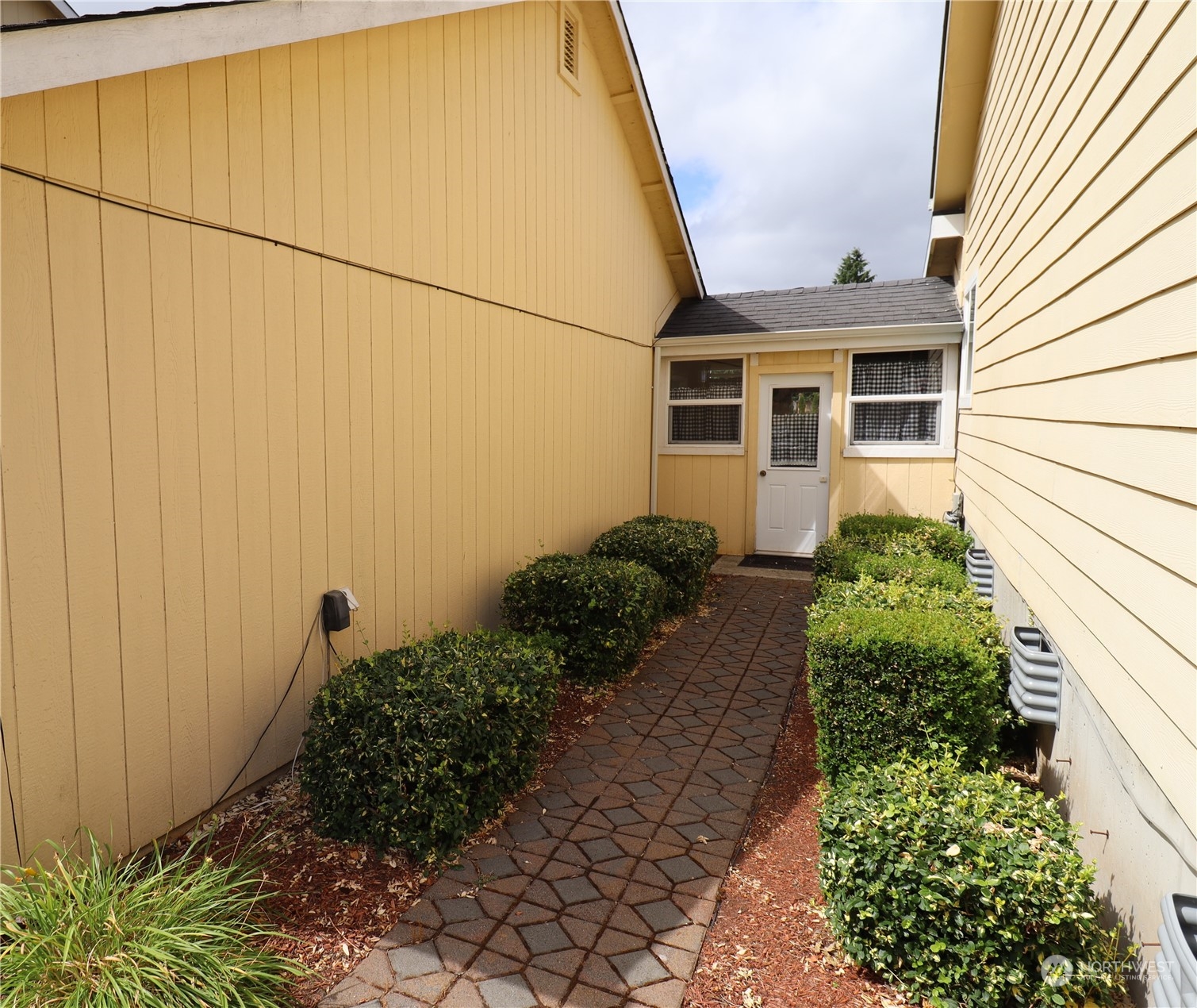 128 Aylesworth Road, Unit 4 Chehalis, WA 98532 - Photo 4 of 24 a front view of a house with garden