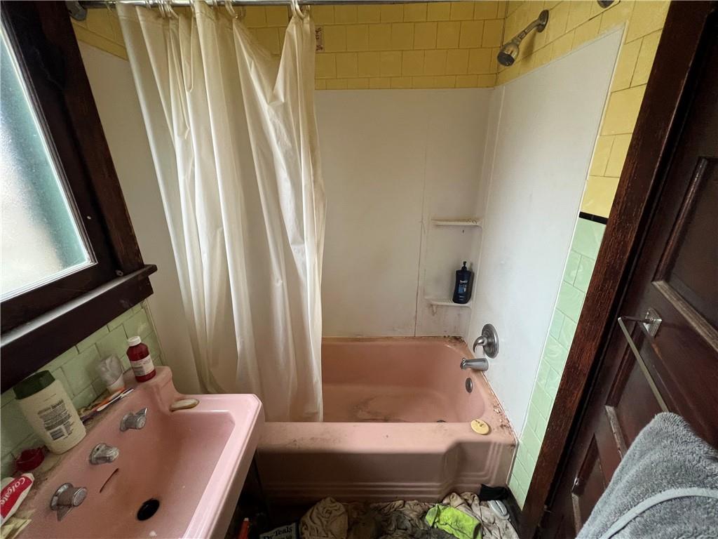 519 Roup Street Tarentum, PA 15084 - Photo 7 of 13 a bathroom with sink and bathtub