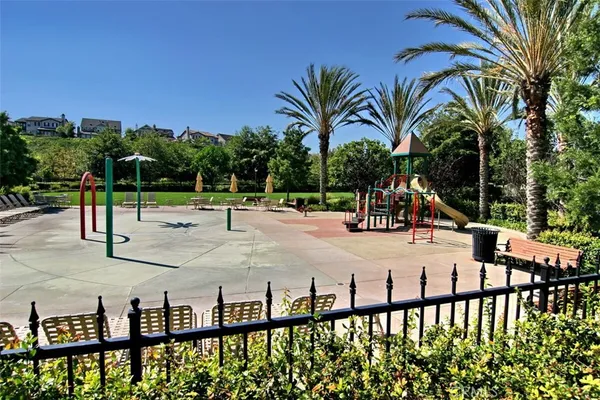 a view of yard with green space